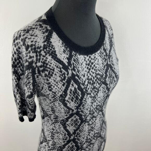 C by Bloomingdale's Black Gray Snake Print Short Sleeve Cashmere Sweater Size S - Picture 3 of 5
